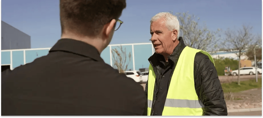 2 people talk outside